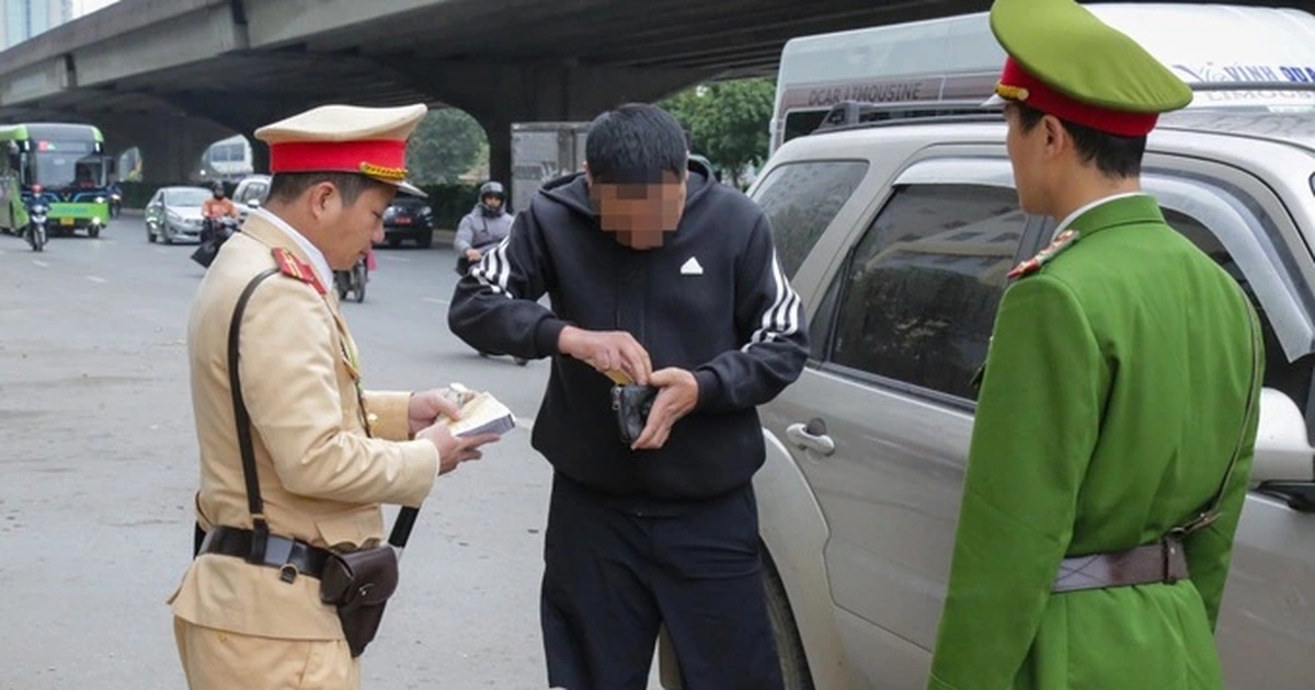 Hàng loạt tài xế ô tô đỗ hàng 2, hàng 3 trên đường ở Hà Nội bị xử lý