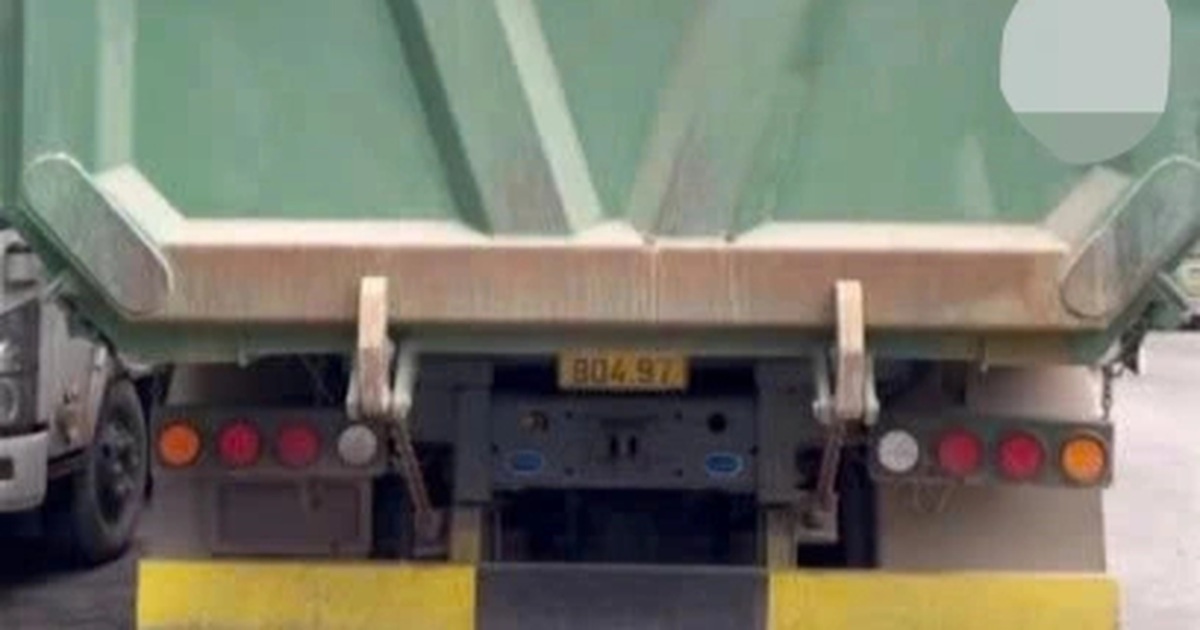 Lái xe tải bị phạt 23 triệu đồng vì lắp biển số ở vị trí khó nhìn thấy