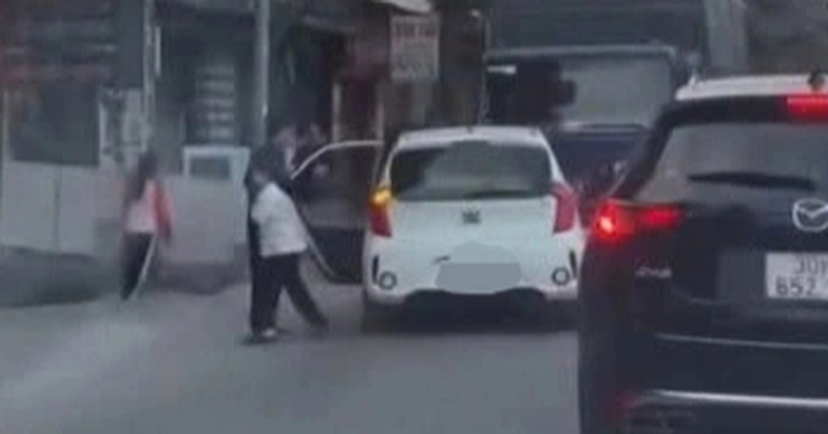 Xử phạt tài xế ở Hà Nội đỗ ô tô “ngang ngược” gây ùn tắc giao thông