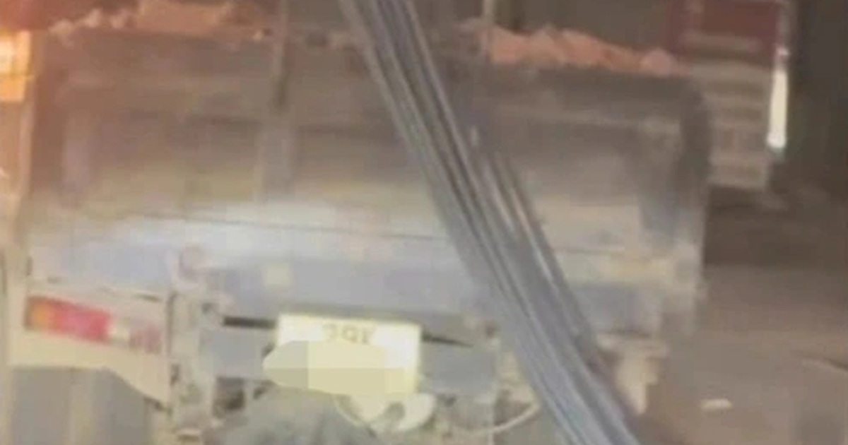 Tài xế và chủ xe bị phạt 10,9 triệu đồng vì lái ô tô tải kéo theo bó sắt