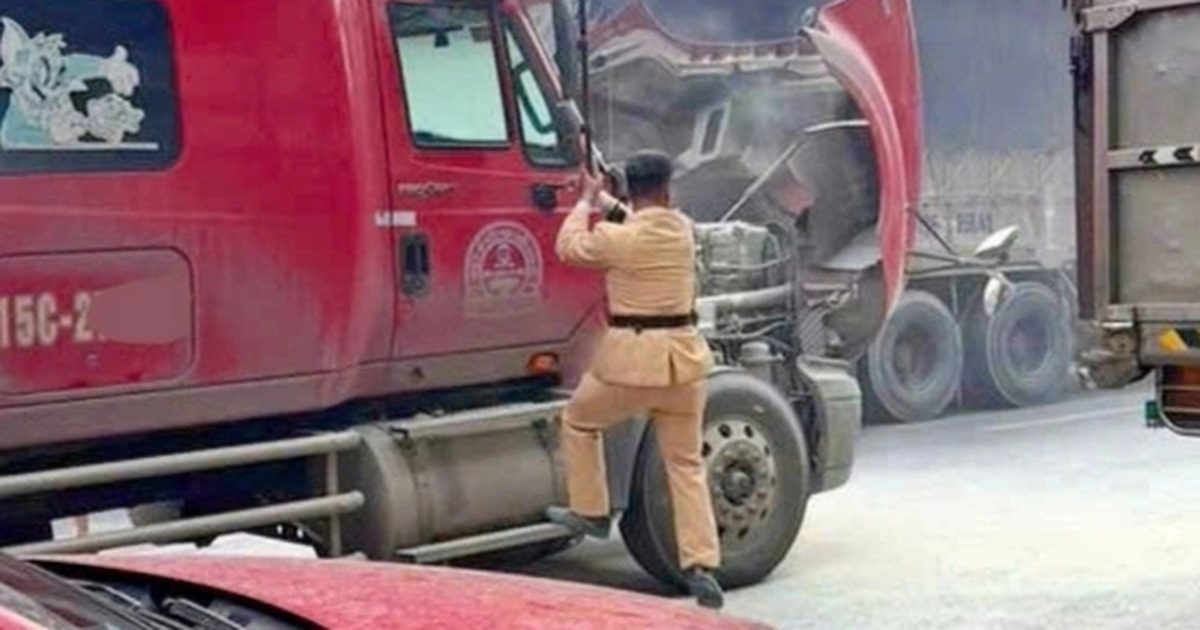 CSGT hỗ trợ dập tắt vụ cháy xe container trên quốc lộ 5A