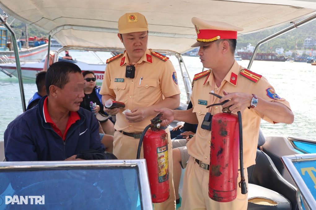 Thuyền trưởng lái ca nô chở du khách vi phạm nồng độ cồn - 2