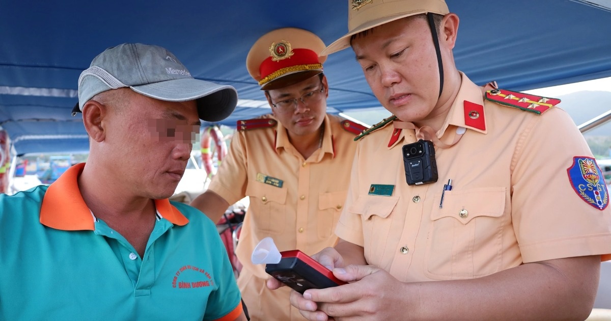 Thuyền trưởng lái ca nô chở du khách vi phạm nồng độ cồn