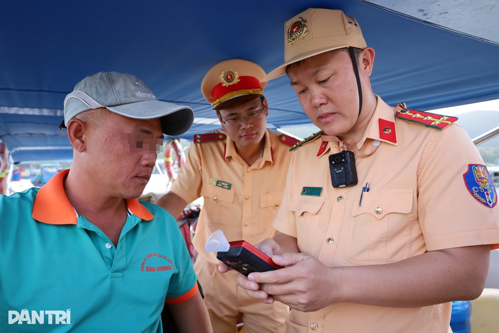 Thuyền trưởng lái ca nô chở du khách vi phạm nồng độ cồn - 1