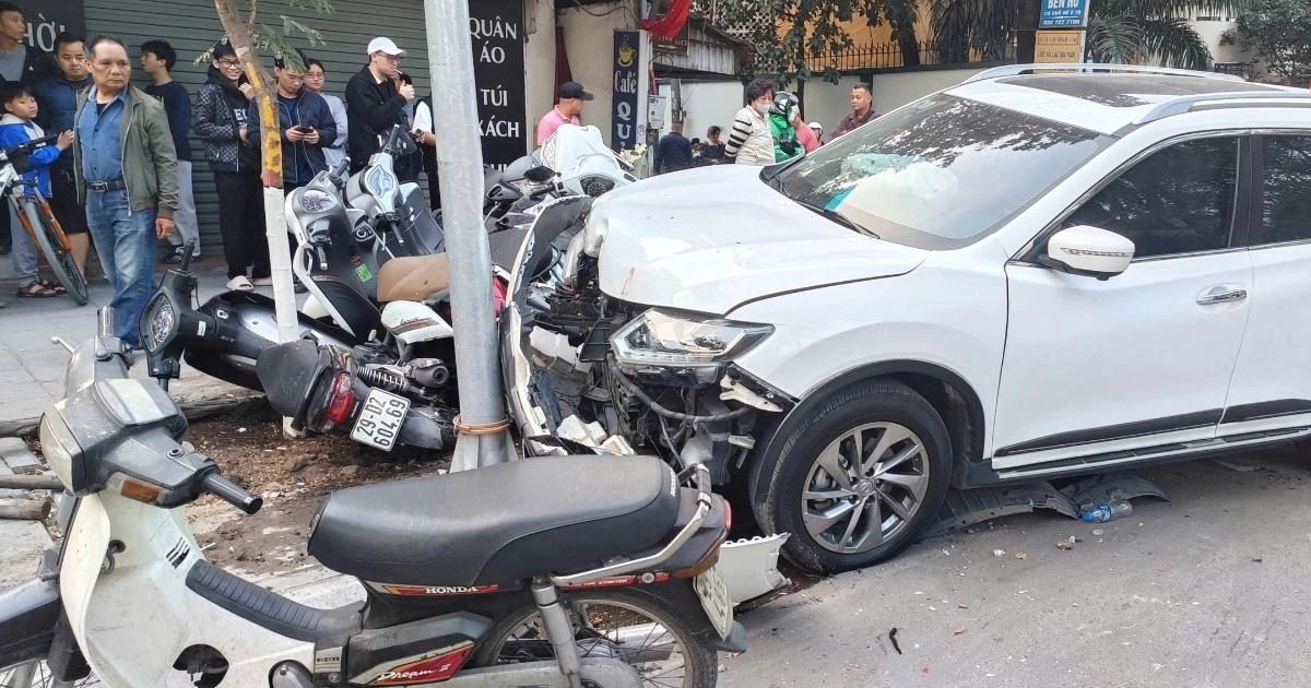 Nữ tài xế ô tô tông liên hoàn nhiều xe máy ở Hà Nội