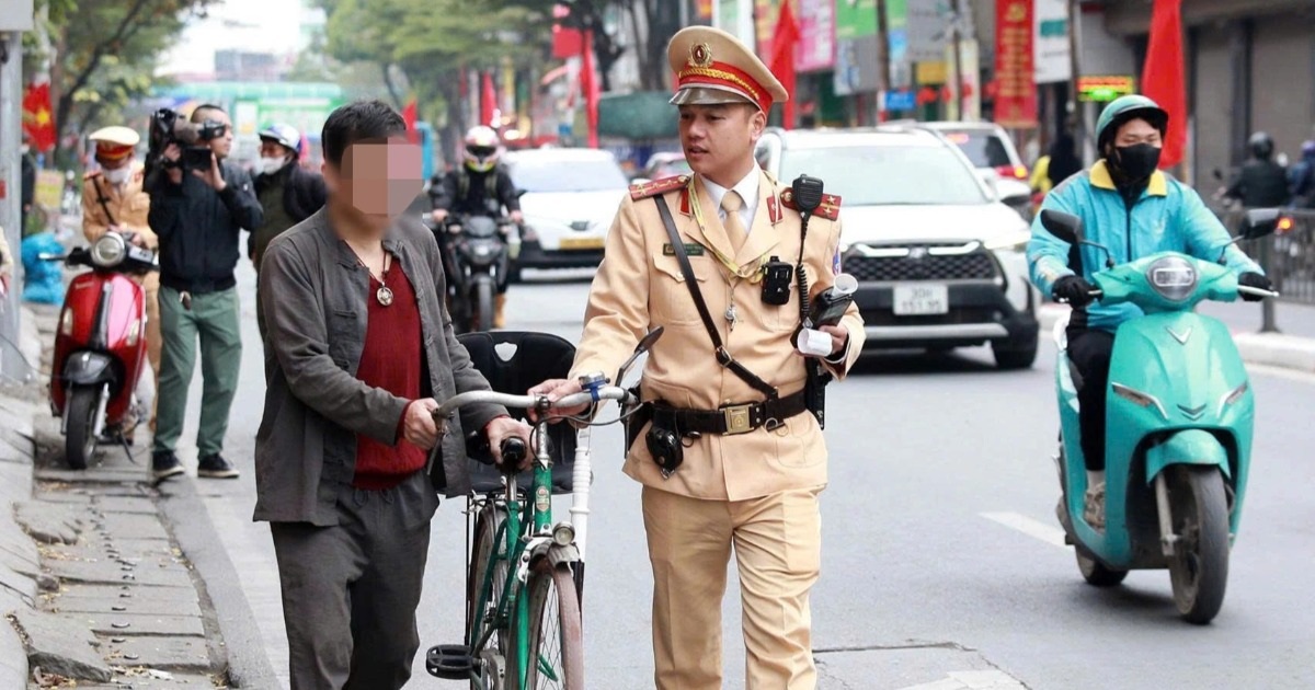 CSGT Hà Nội xử phạt người đi xe đạp vi phạm nồng độ cồn