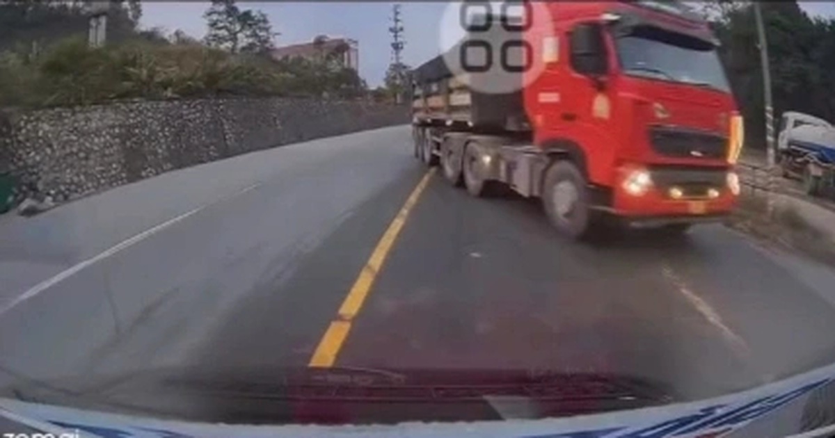 Lái xe kiểu “tự sát”, tài xế ô tô đầu kéo bị phạt 5 triệu đồng