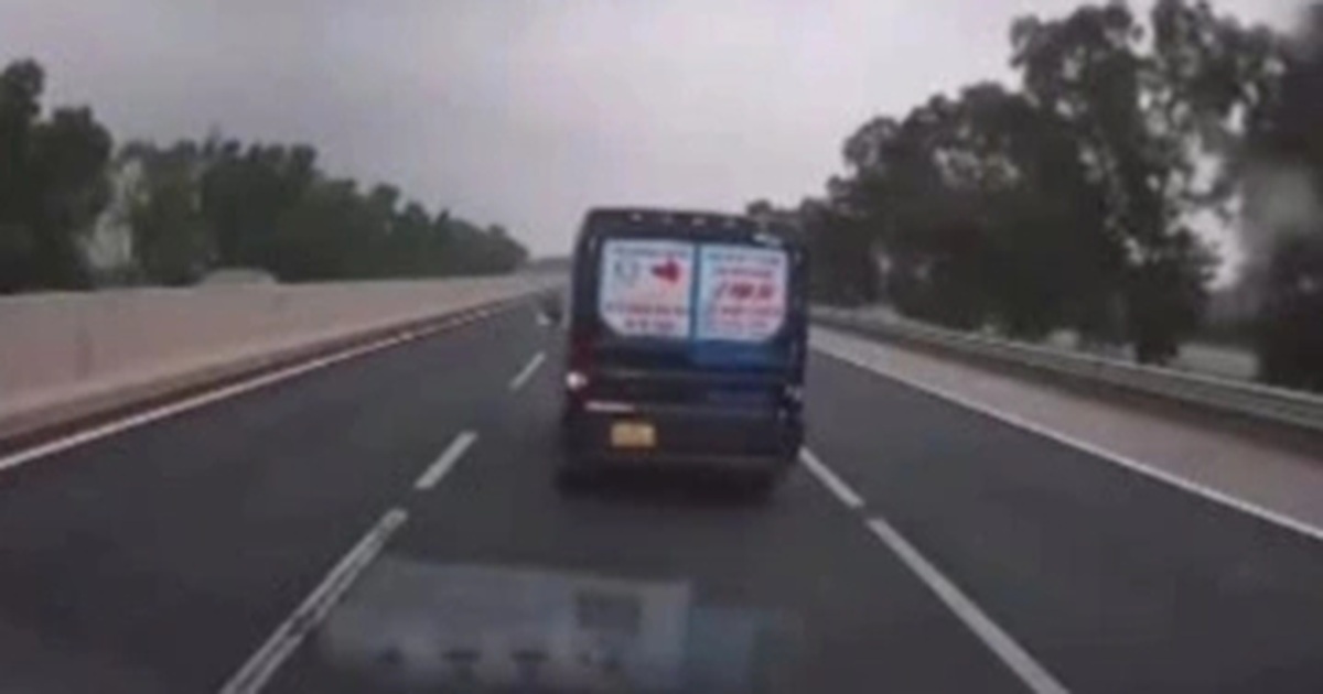 Chuyển làn liên tiếp trên cao tốc, tài xế bị phạt 5 triệu đồng