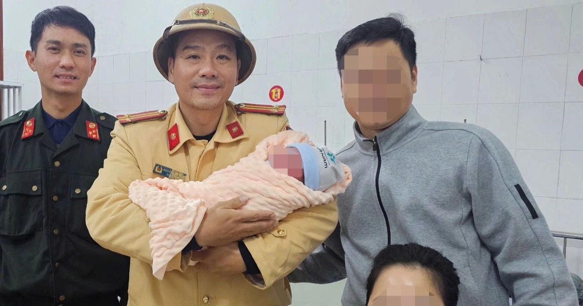 CSGT dùng ô tô đặc chủng đưa sản phụ tới bệnh viện cấp cứu kịp thời