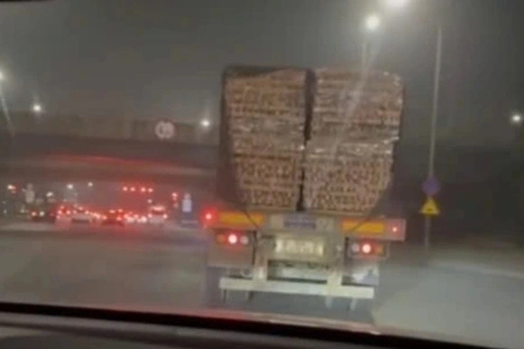 CSGT Hà Nội xử phạt tài xế chở 25 kiêu gạch chênh vênh - 1