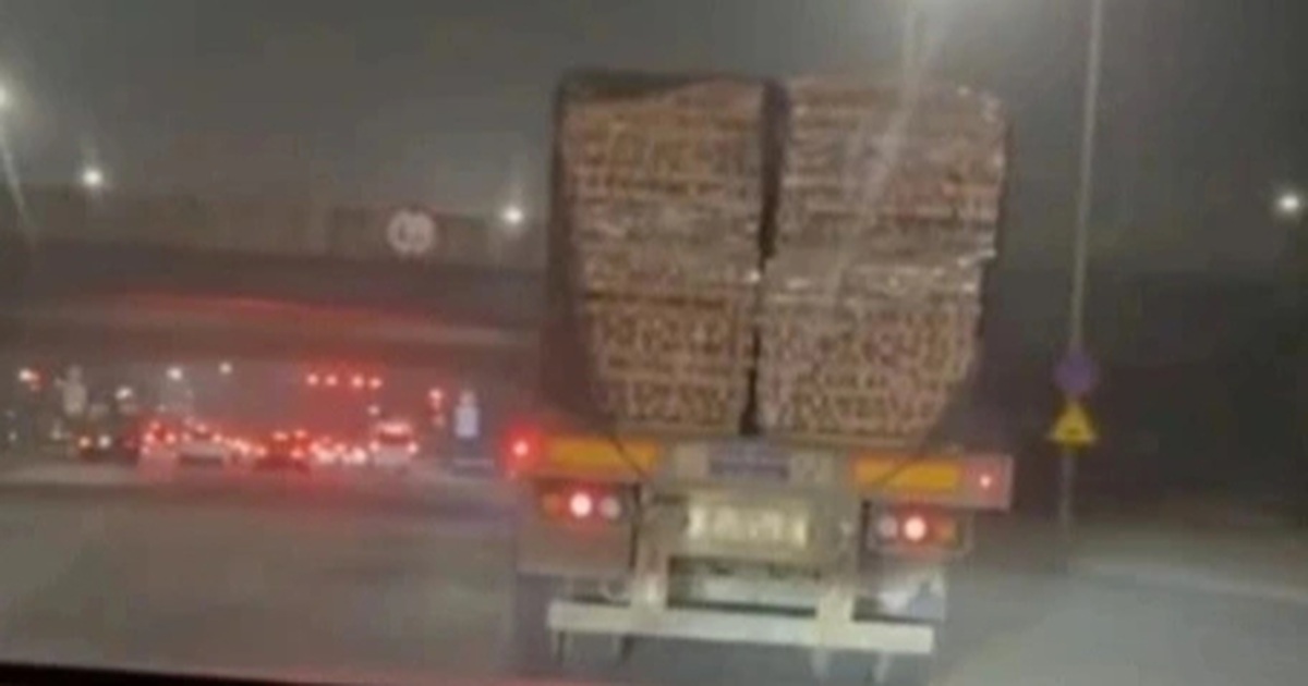 CSGT Hà Nội xử phạt tài xế chở 25 kiêu gạch “chênh vênh”