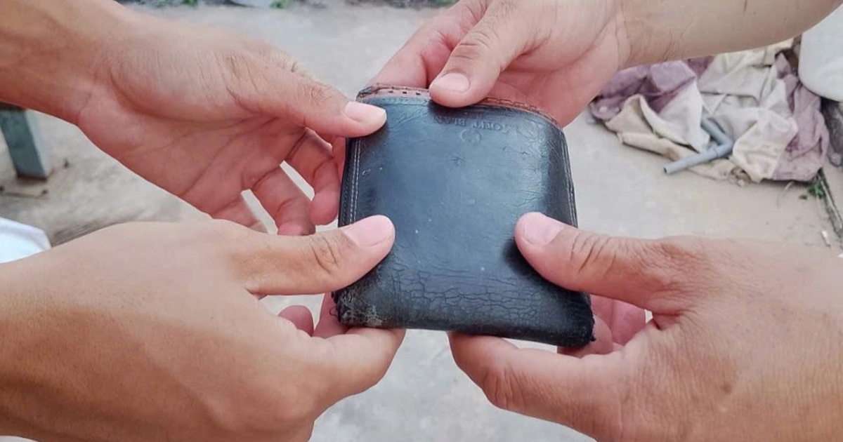 CSGT tìm chủ nhân chiếc ví da rơi bên đường