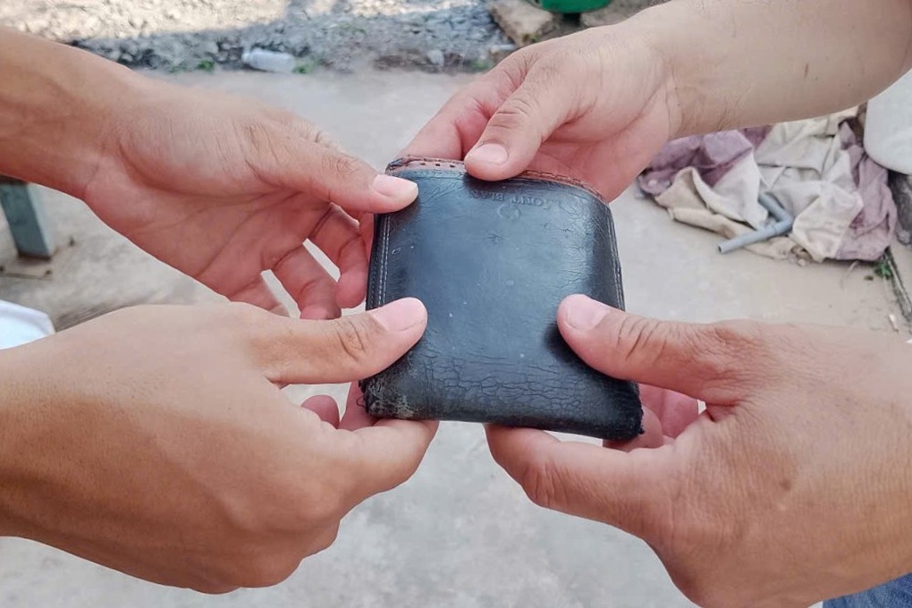 CSGT tìm chủ nhân chiếc ví da rơi bên đường - 1 CSGT tìm chủ nhân chiếc ví da rơi bên đường - 1