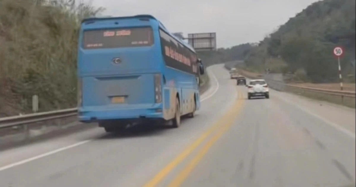 Lái xe khách bị phạt 10 triệu đồng vì vượt ẩu, đi vào làn khẩn cấp cao tốc