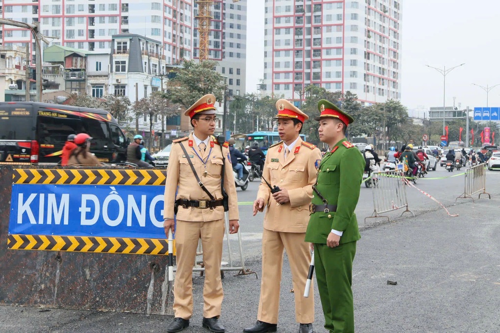 CSGT Hà Nội tháo gỡ hàng loạt điểm nghẽn ùn tắc giao thông - 1 CSGT Hà Nội tháo gỡ hàng loạt điểm nghẽn ùn tắc giao thông - 1