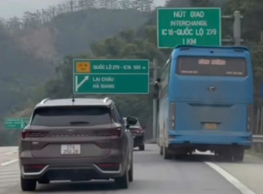 Lái xe khách bị phạt 10 triệu đồng vì vượt ẩu, đi vào làn khẩn cấp cao tốc - 2 Lái xe khách bị phạt 10 triệu đồng vì vượt ẩu, đi vào làn khẩn cấp cao tốc - 2