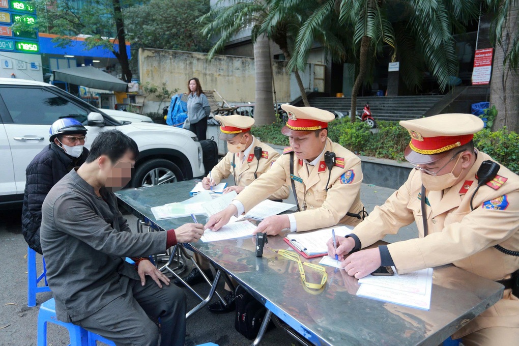 CSGT Hà Nội xử phạt người đi xe đạp vi phạm nồng độ cồn - 2 CSGT Hà Nội xử phạt người đi xe đạp vi phạm nồng độ cồn - 2