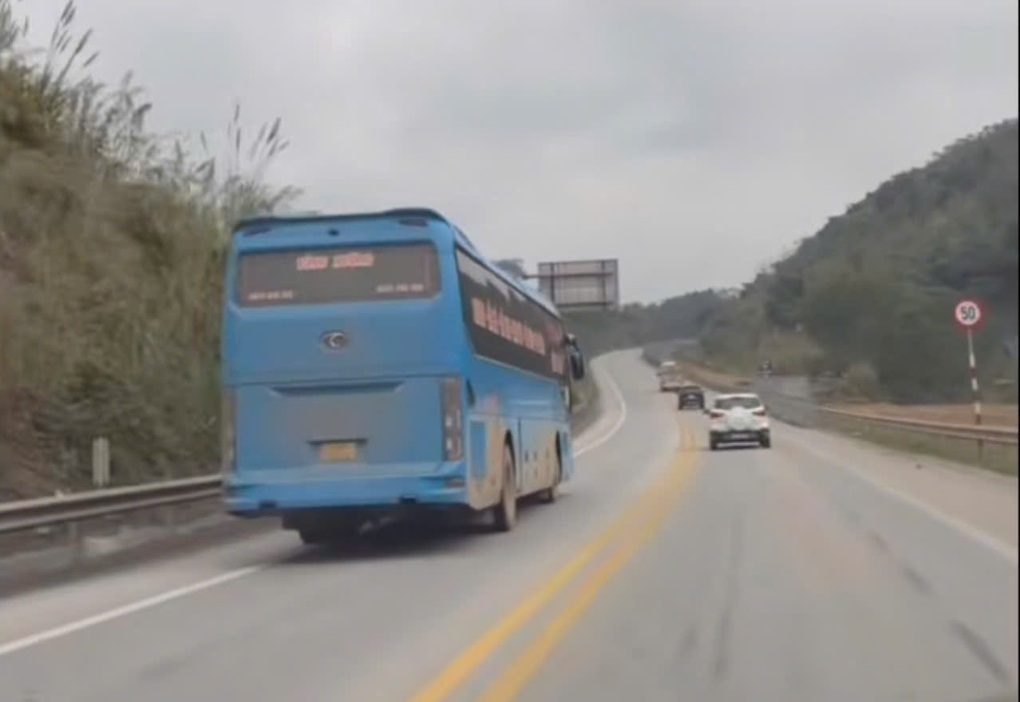 Lái xe khách bị phạt 10 triệu đồng vì vượt ẩu, đi vào làn khẩn cấp cao tốc - 1 Lái xe khách bị phạt 10 triệu đồng vì vượt ẩu, đi vào làn khẩn cấp cao tốc - 1