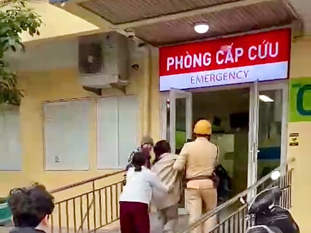 CSGT Hà Nội kích hoạt làn sóng xanh đưa sản phụ đi sinh - 2