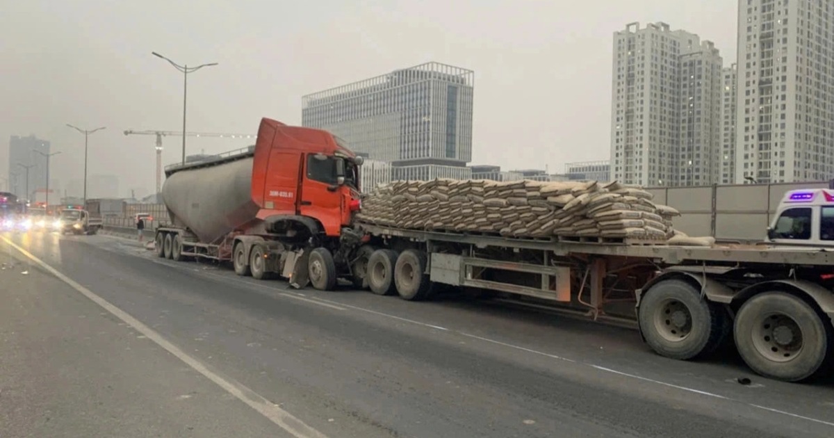 Hai xe đầu kéo đâm nhau trên Vành đai 3, một người bị thương