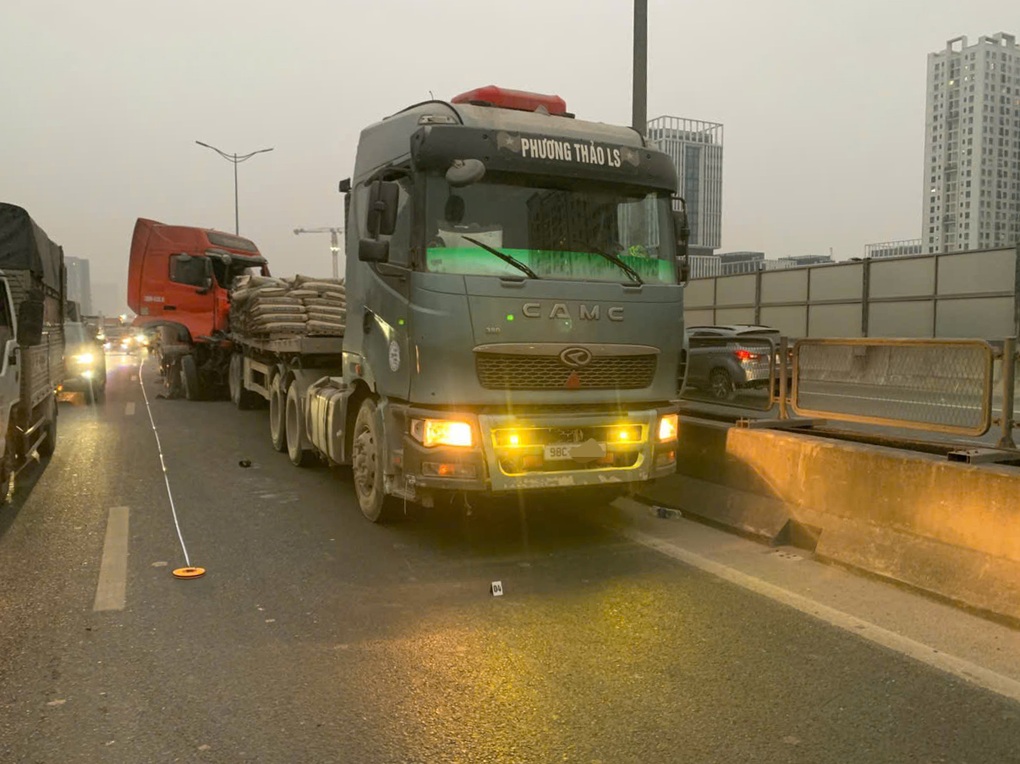 Hai xe đầu kéo đâm nhau trên Vành đai 3, một người bị thương - 1