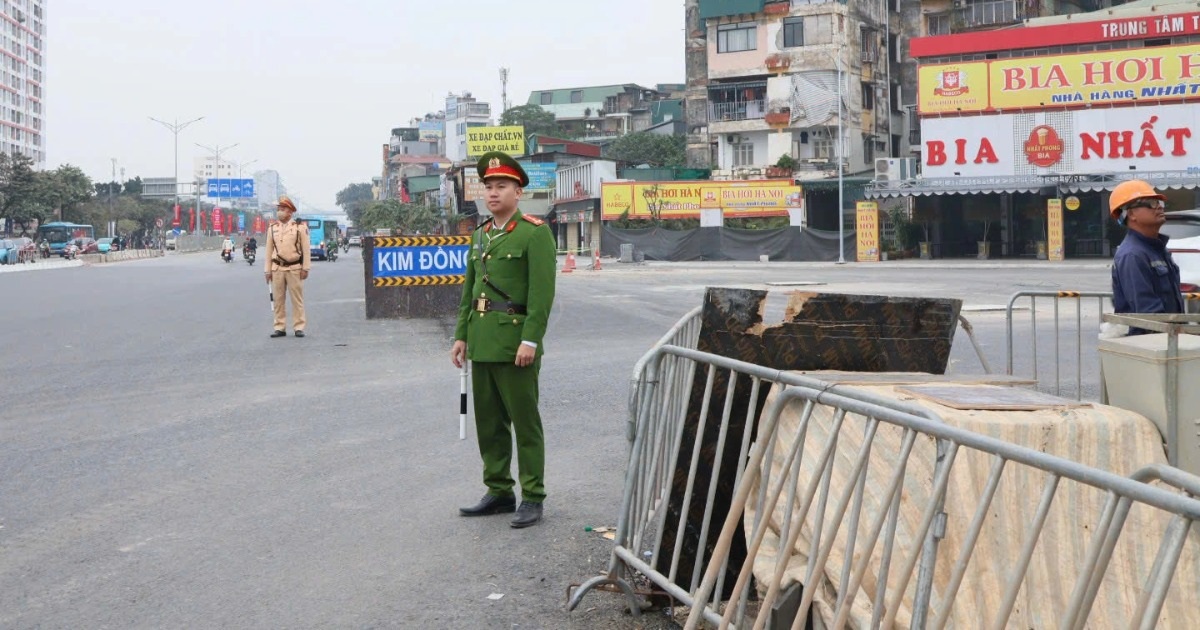 CSGT Hà Nội tháo gỡ hàng loạt điểm nghẽn ùn tắc giao thông