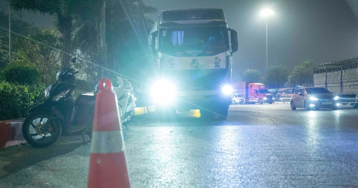 Xử phạt loạt tài xế lắp đèn siêu sáng làm người đi đường “mù tạm thời”