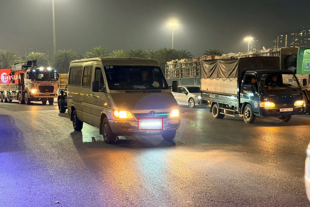 Xử phạt loạt tài xế lắp đèn siêu sáng làm người đi đường mù tạm thời - 3