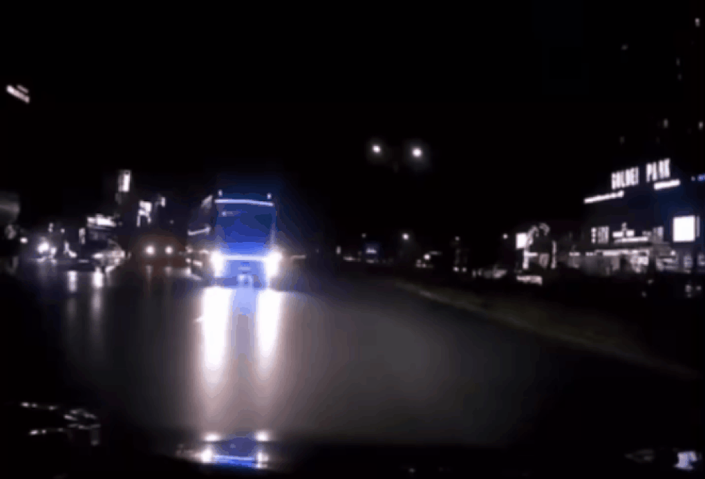 Phạt tài xế xe khách đi sai làn, thi gan với ô tô khác trên đường - 1