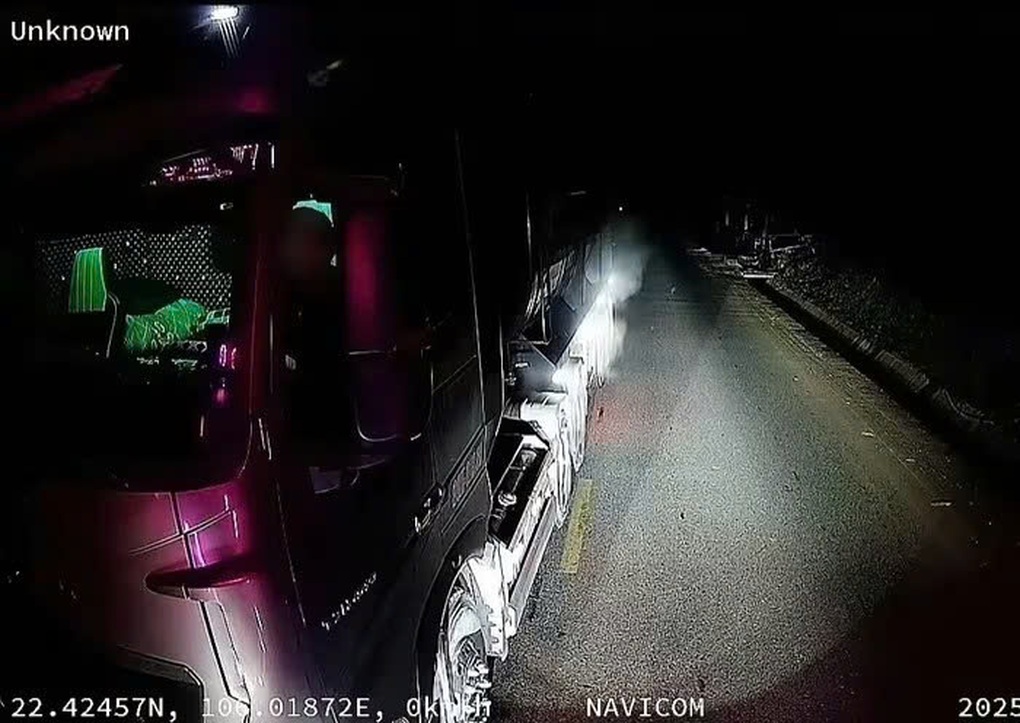 Xử phạt nữ TikToker lái xe tải chặn đầu ô tô khác - 2