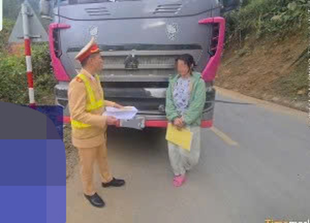 Xử phạt nữ TikToker lái xe tải chặn đầu ô tô khác - 1