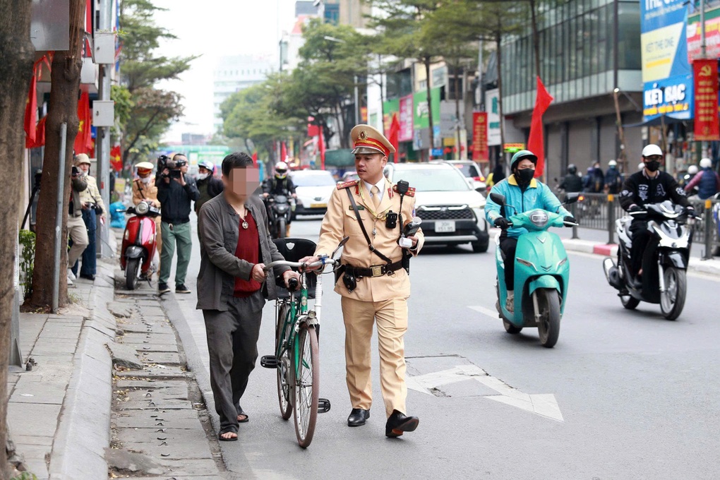 CSGT Hà Nội xử phạt người đi xe đạp vi phạm nồng độ cồn - 1 CSGT Hà Nội xử phạt người đi xe đạp vi phạm nồng độ cồn - 1