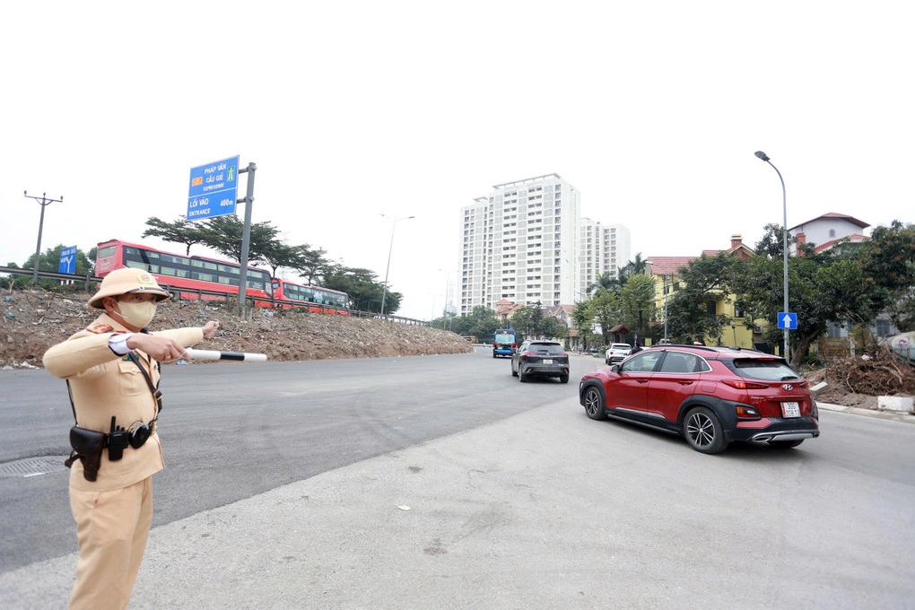 CSGT Hà Nội tháo gỡ hàng loạt điểm nghẽn ùn tắc giao thông - 3 CSGT Hà Nội tháo gỡ hàng loạt điểm nghẽn ùn tắc giao thông - 3