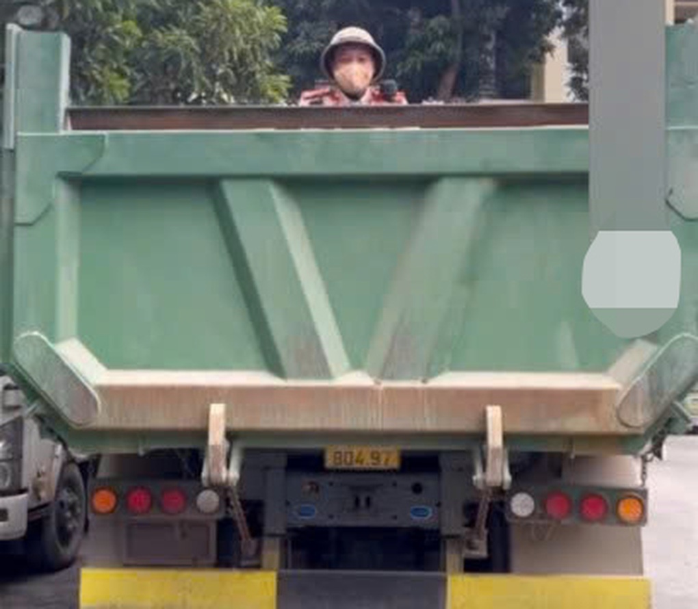 Lái xe tải bị phạt 23 triệu đồng vì lắp biển số ở vị trí khó nhìn thấy - 1 Lái xe tải bị phạt 23 triệu đồng vì lắp biển số ở vị trí khó nhìn thấy - 1