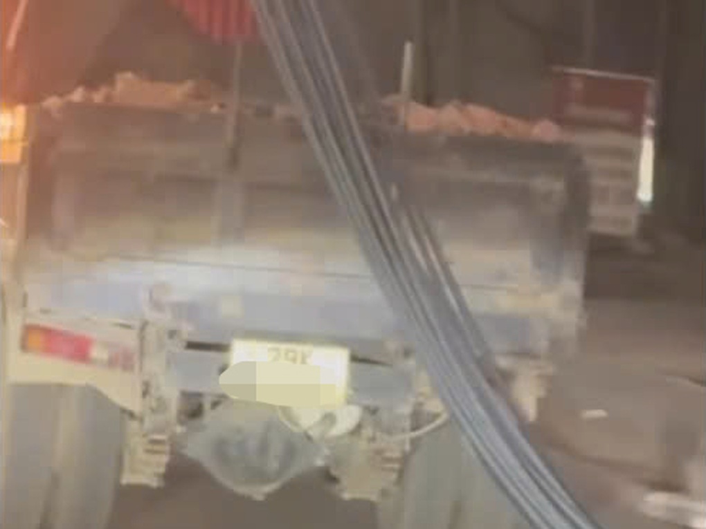 Tài xế và chủ xe bị phạt 10,9 triệu đồng vì lái ô tô tải kéo theo bó sắt - 1