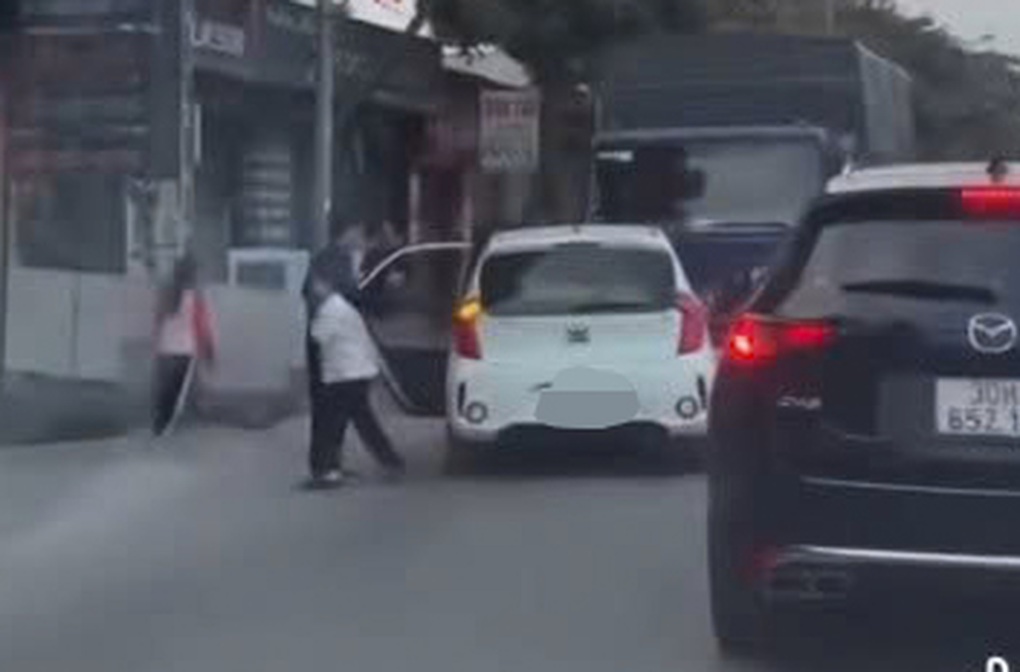 Xử phạt tài xế ở Hà Nội đỗ ô tô ngang ngược gây ùn tắc giao thông - 1 Xử phạt tài xế ở Hà Nội đỗ ô tô ngang ngược gây ùn tắc giao thông - 1