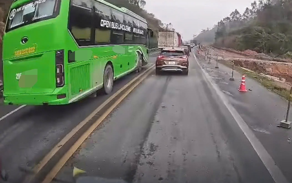 Vượt ẩu trên cao tốc gây nguy hiểm, lái xe khách bị phạt 5 triệu đồng - 1