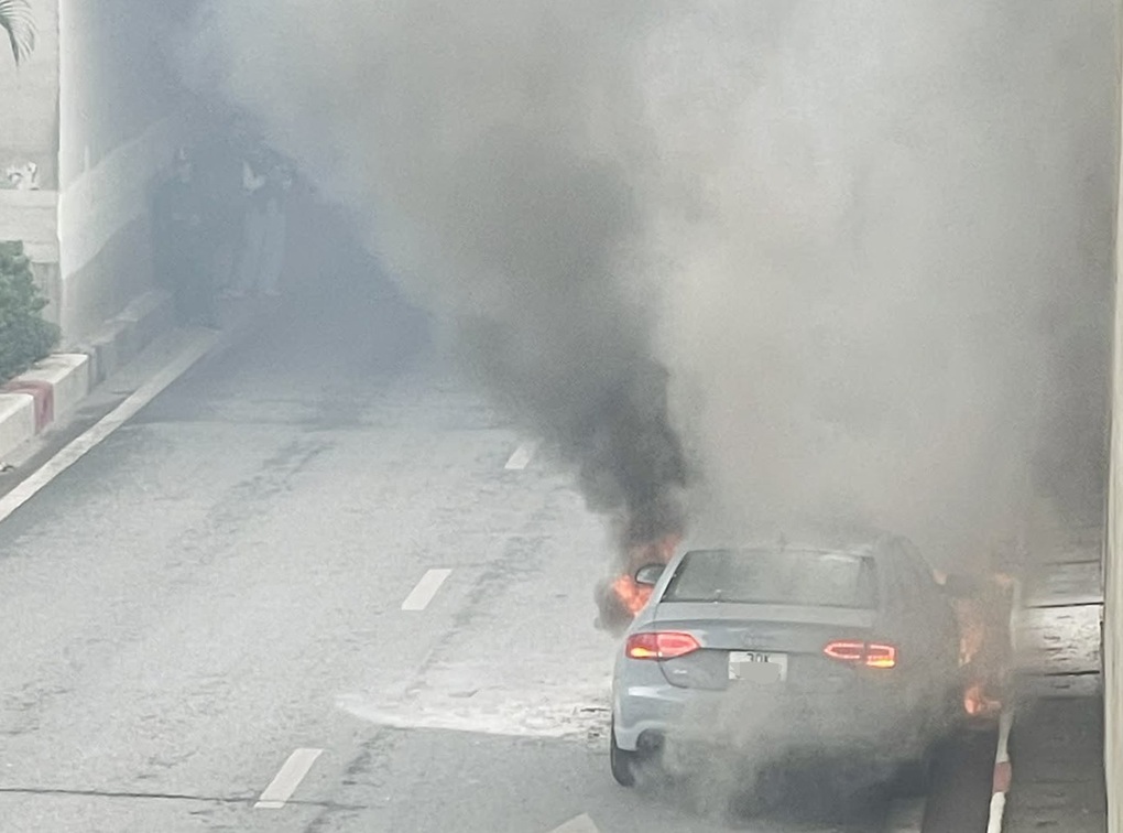 Ô tô Audi bốc cháy ngùn ngụt tại hầm chui ở Hà Nội - 2