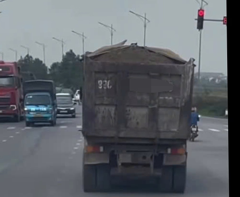 Người dân mách Cục trưởng CSGT, tài xế vượt đèn đỏ bị phạt 19 triệu đồng - 1