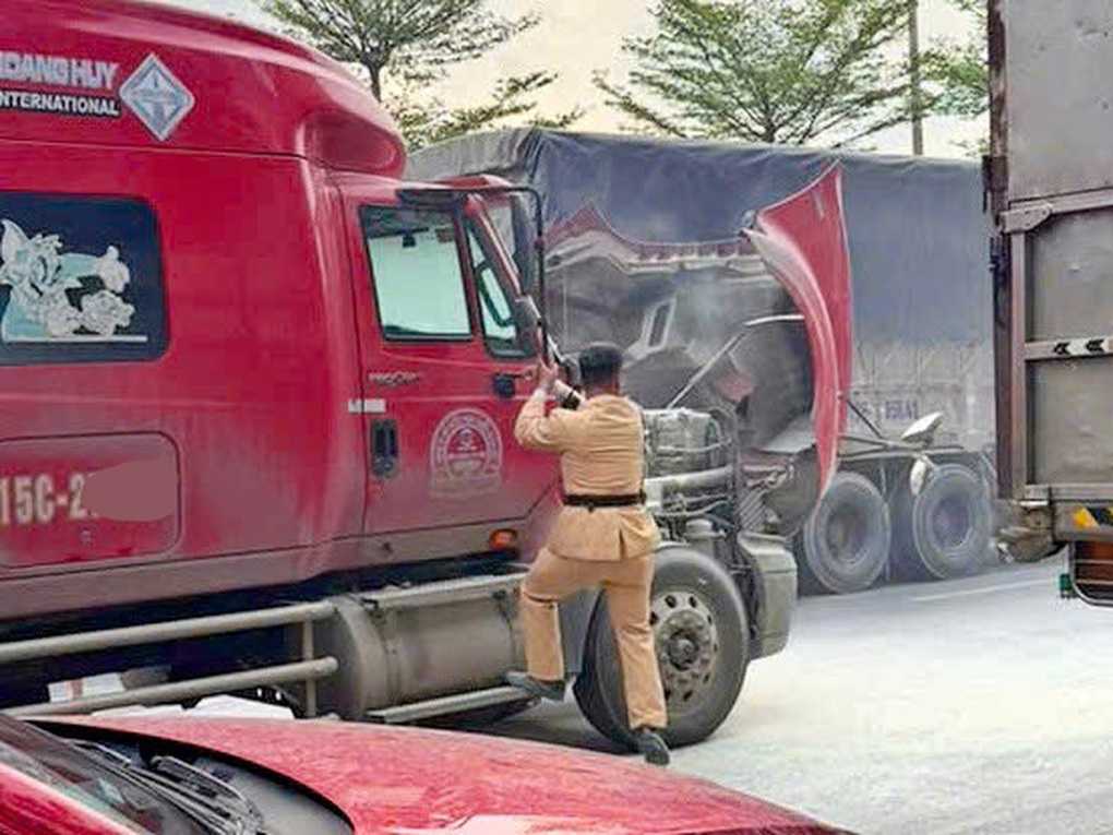 CSGT hỗ trợ dập tắt vụ cháy xe container trên quốc lộ 5A - 1