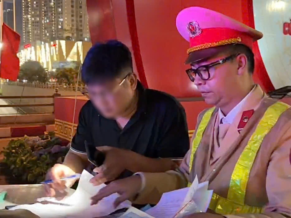 Hàng loạt tài xế xe tải, xe buýt bấm còi inh ỏi trong đêm bị CSGT xử phạt - 3