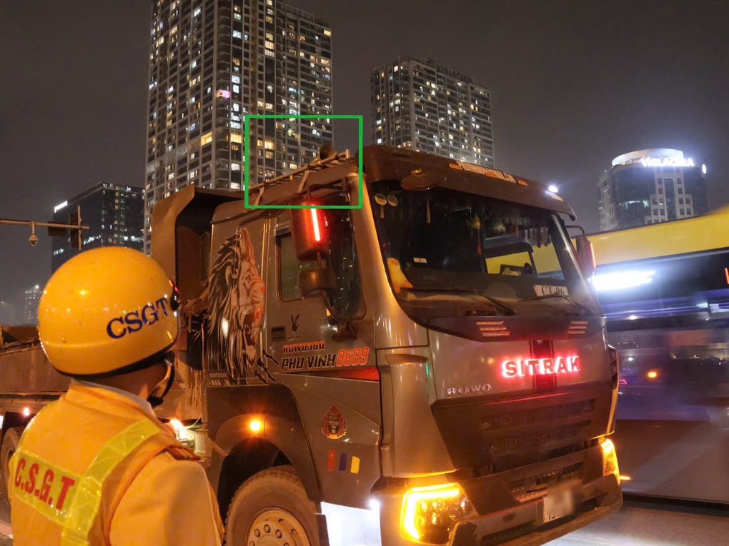 Hàng loạt tài xế xe tải, xe buýt bấm còi inh ỏi trong đêm bị CSGT xử phạt - 2