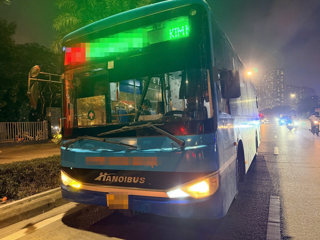 Hàng loạt tài xế xe tải, xe buýt bấm còi inh ỏi trong đêm bị CSGT xử phạt - 1