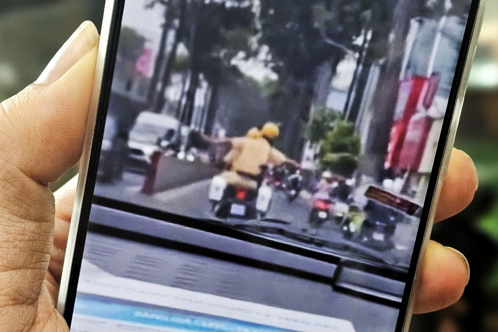 CSGT TPHCM mở đường đưa sản phụ chuyển dạ đến bệnh viện giữa giờ cao điểm - 1