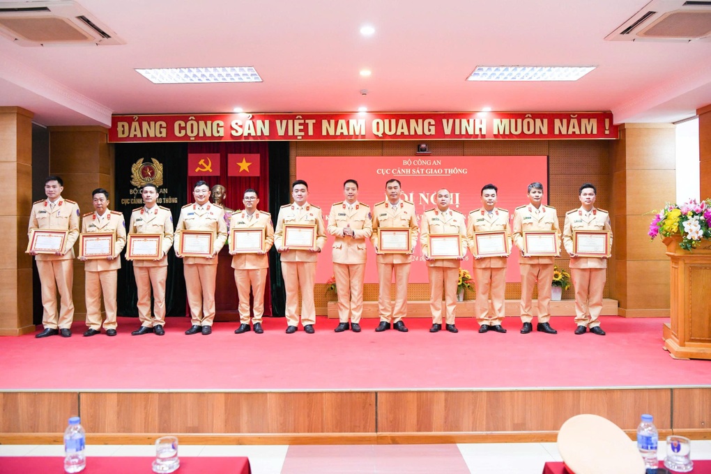 Cục CSGT khen thưởng cán bộ chiến sĩ tham gia dẫn đoàn, bảo vệ Đại hội Đảng - 1