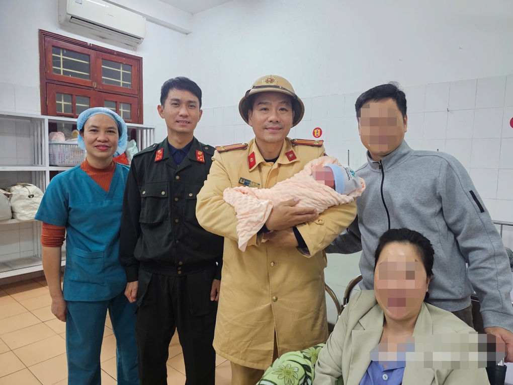 CSGT dùng ô tô đặc chủng đưa sản phụ tới bệnh viện cấp cứu kịp thời - 1 CSGT dùng ô tô đặc chủng đưa sản phụ tới bệnh viện cấp cứu kịp thời - 1