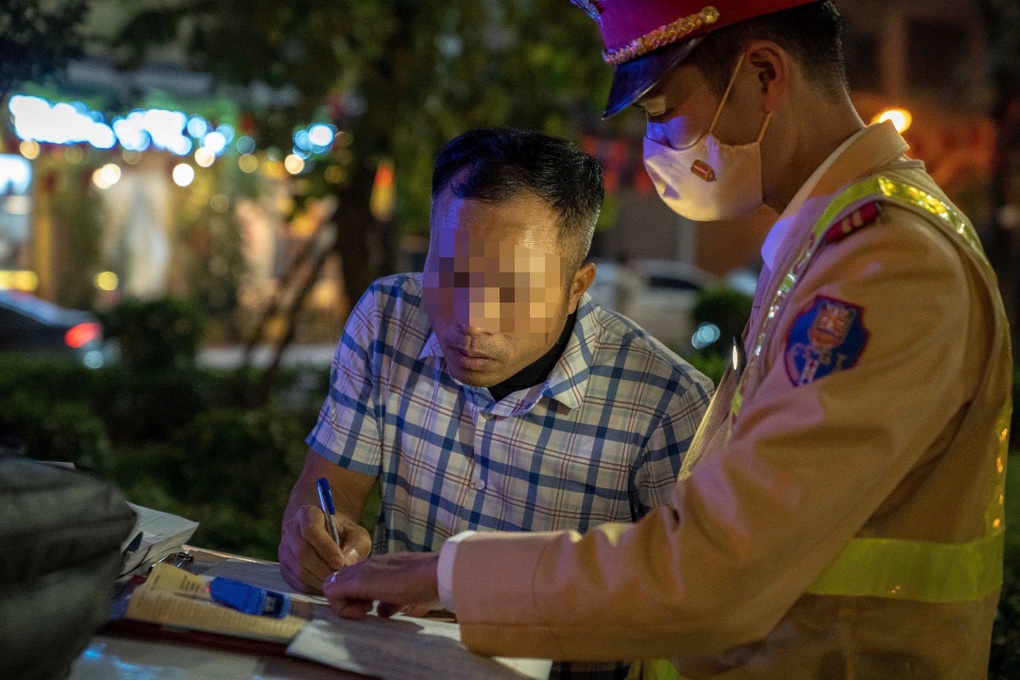 Xử phạt loạt tài xế lắp đèn siêu sáng làm người đi đường mù tạm thời - 2