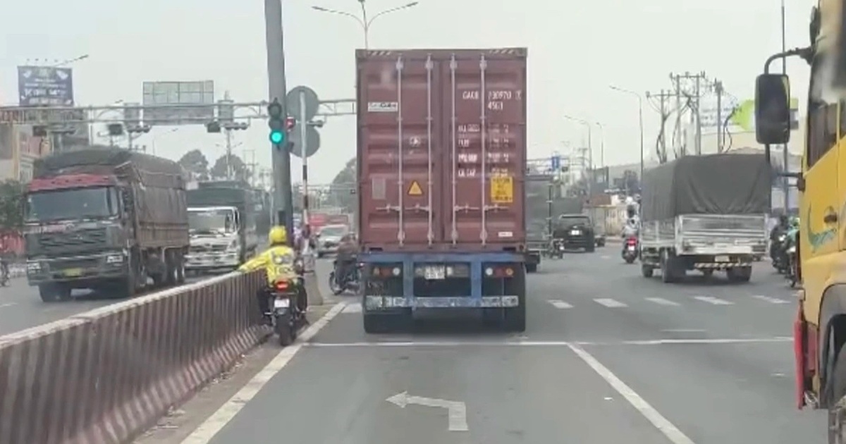 Xử phạt tài xế lái xe đầu kéo vào làn rẽ trái nhưng đi thẳng ở TPHCM