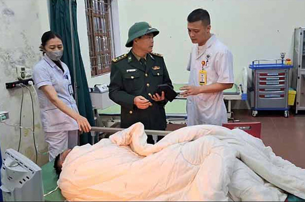 Lật tàu trên biển, 2 ngư dân bám tấm xốp vật lộn với sóng dữ - 2