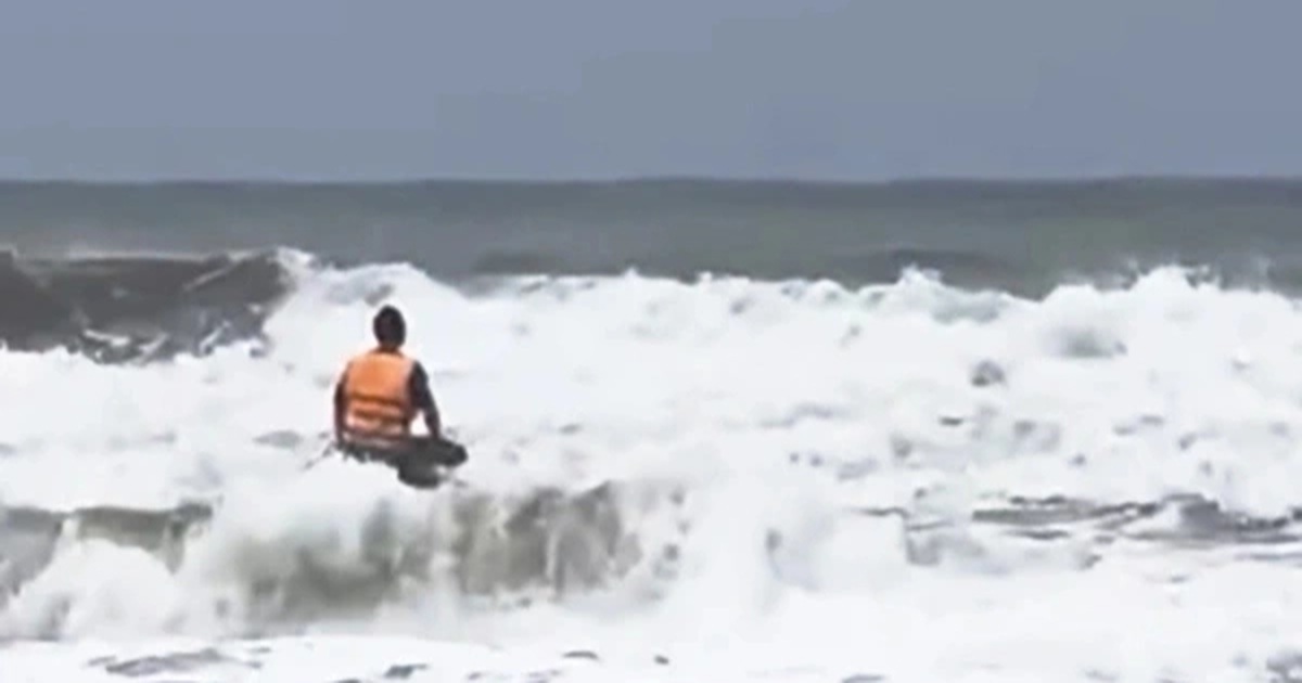 Lật tàu trên biển, 2 ngư dân bám tấm xốp vật lộn với sóng dữ